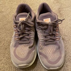 Women’s Nike tennis shoes